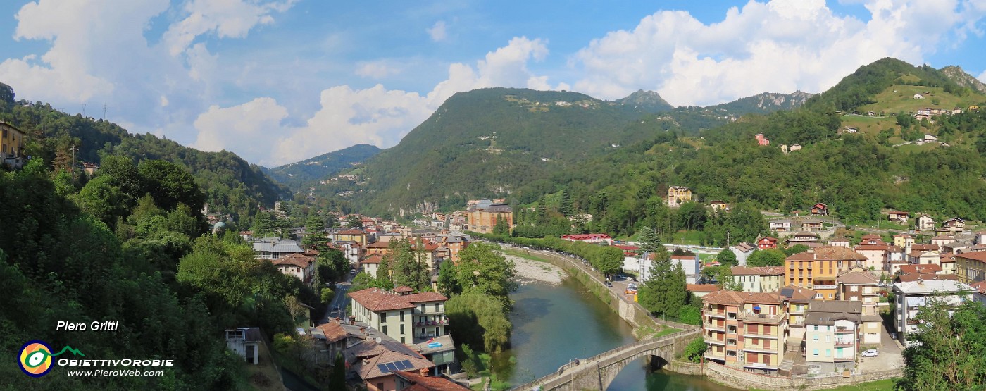 07 Vista panoramica sul centro di San Pellegrino Terme.jpg